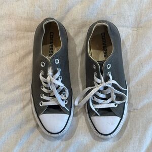 Grey converse low top
Size 8 womans